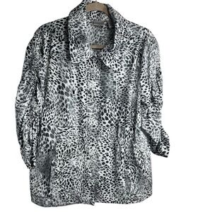 Energy by Chico’s Lightweight. Animal Print
Jacket. Adjustable Sleeves